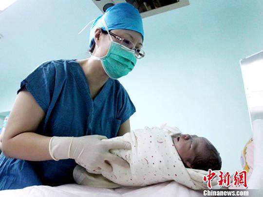 40岁高龄的李女士又生下一个猴宝宝。 刘婷婷 摄