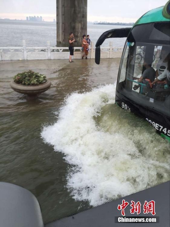 武汉暴雨 路面被淹