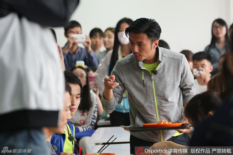 谢霆锋拍摄节目现身北体大食堂