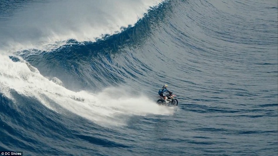 澳大利亚车手摩托冲浪 巨浪紧随惊险刺激