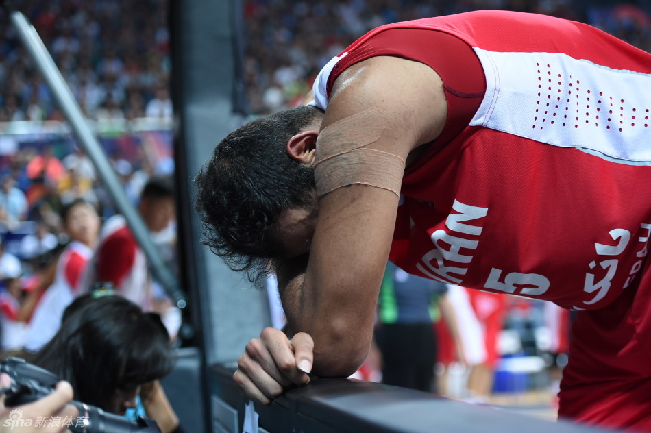  哈达迪 毛巾掩面想起曾经阿联_手机新浪网