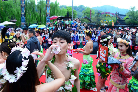 杭州90后情侣雨中激吻集体“裸婚”