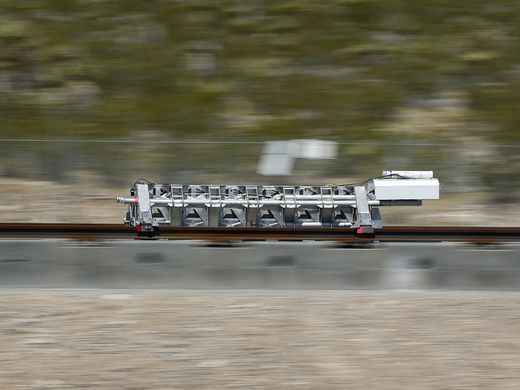 超级高铁Hyperloop完成首次露天测试