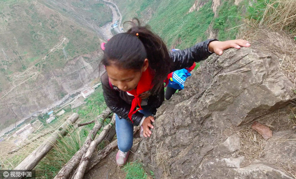 彻底解决孩子爬悬崖上学的方案应尽早出台|悬