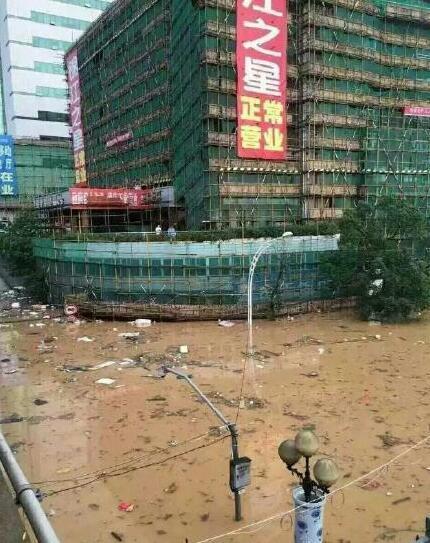鄱阳县泄洪道河堤出现溃口 紧急转移1.3万人