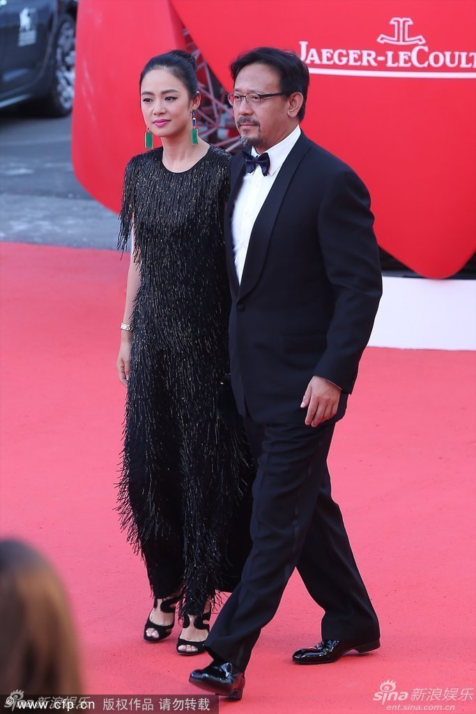 威尼斯影展  姜文 携 妻子 周韵亮相红毯 展现迷人