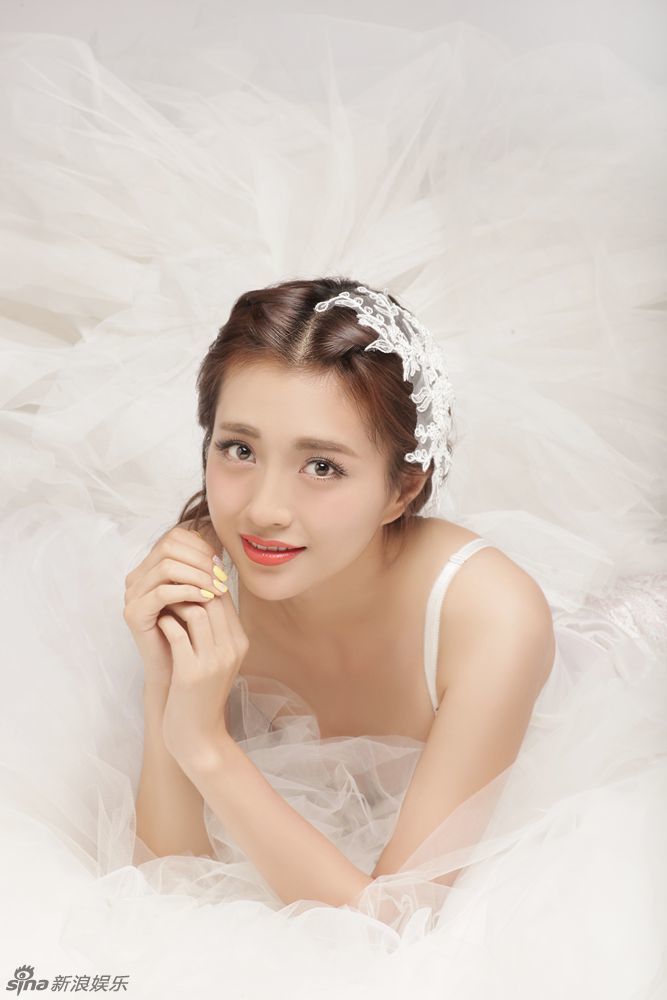 组图：包文婧披婚纱秀性感 牵手包贝尔满十年