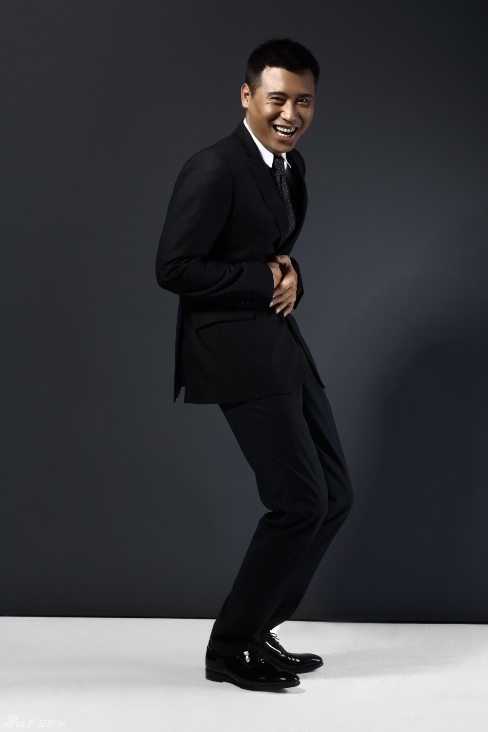 组图：李乃文鬼马写真 演多金老板获赞时尚先生