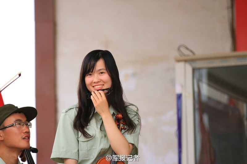 组图：军训美图来袭 中戏靓女PK北大学霸