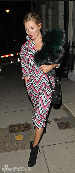 组图：超模凯特-莫斯皮草披肩出街贵气十足