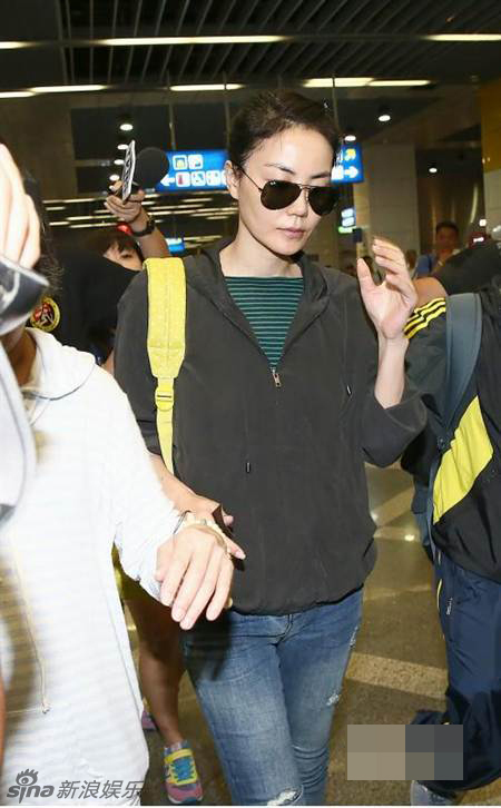 组图：王菲现身花莲火车站 心情好买麻薯回家