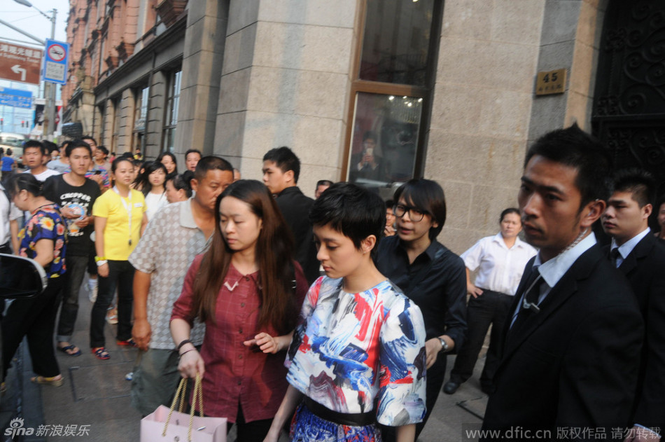 组图：孙俪捞金保安封路遭民众怒骂面无表情