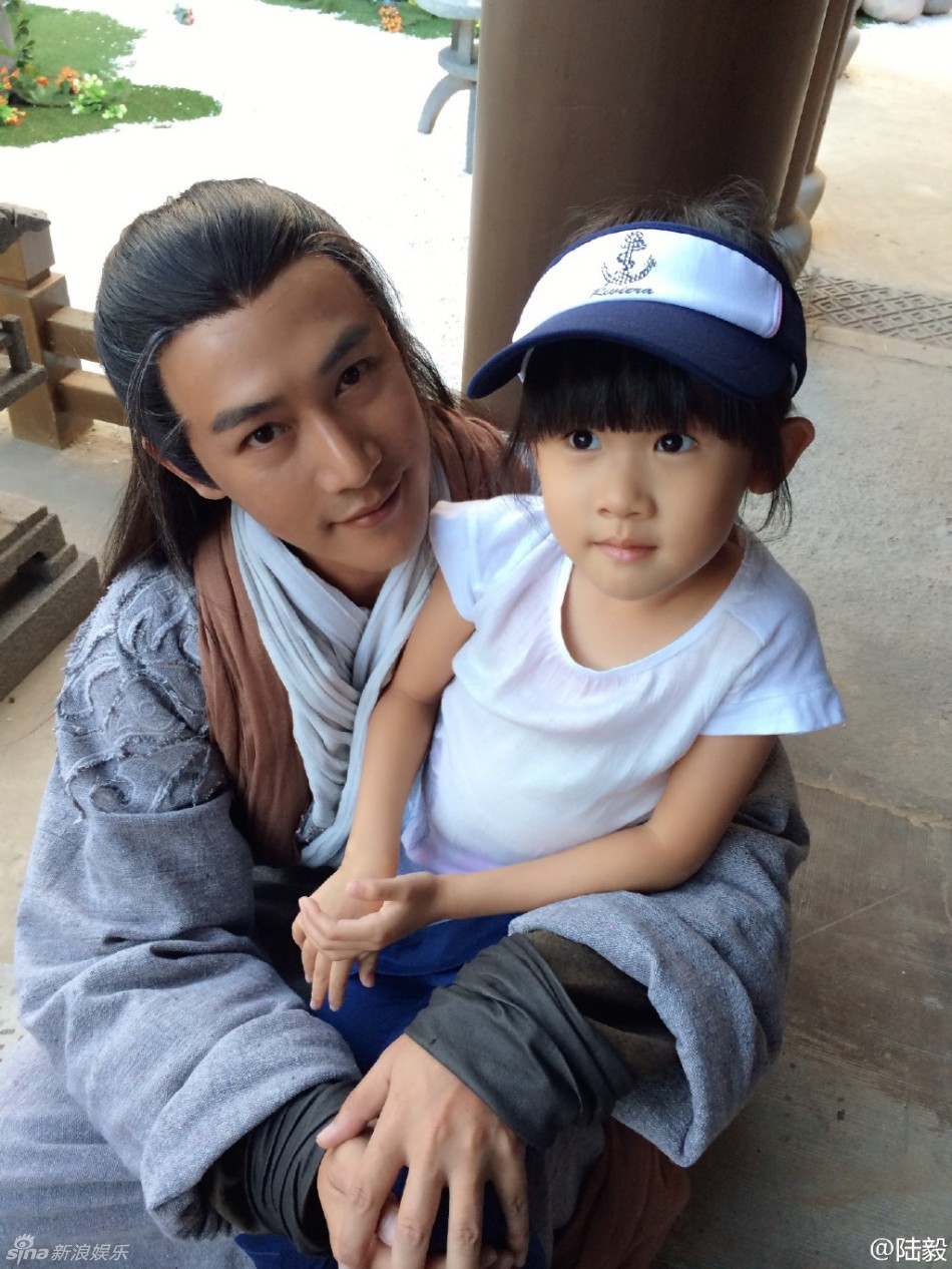 组图：贝儿片场探班陆毅 变身小药师萌态十足