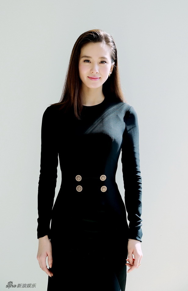 组图：刘诗诗淡雅笑容美艳迷人 新片演脚踩两船