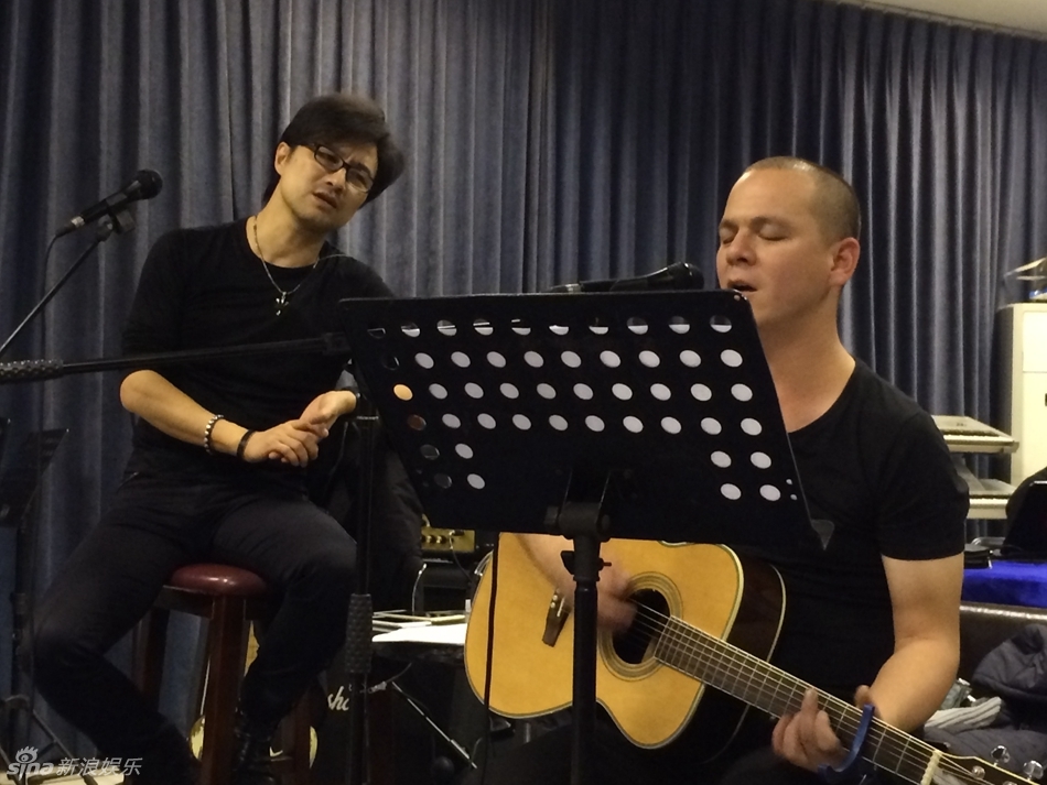 组图：汪峰带病教唱排练 帕尔哈提备战王者之战