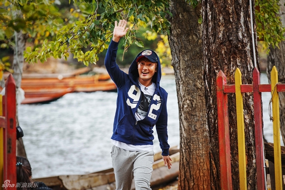 组图：两天一夜探秘女儿国 张智霖幻想走婚