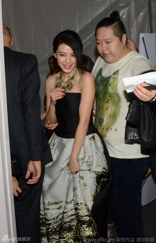 组图：高圆圆低胸香肩粉嫩 玉手提裙甜笑娇羞