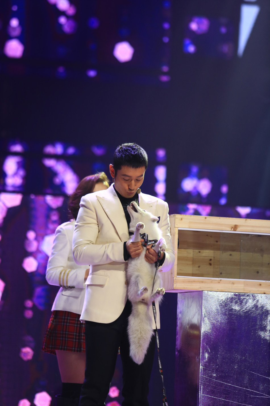 组图：灰姑娘黄晓明吻狐狸 三万块西装惨遭践踏