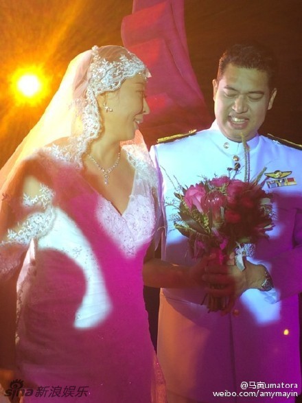 组图：女排前国手冯坤披婚纱补办婚宴 席开40桌