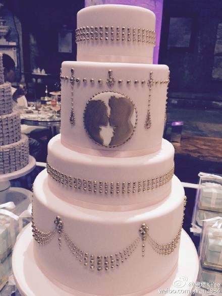 组图：周杰伦婚礼纯正英式下午茶 卡通头像热吻