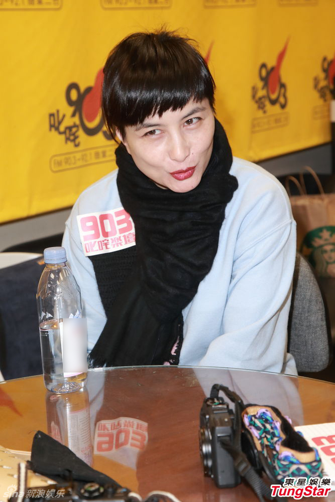 组图：何超仪淡妆红唇亮相 鬼马表情搞怪