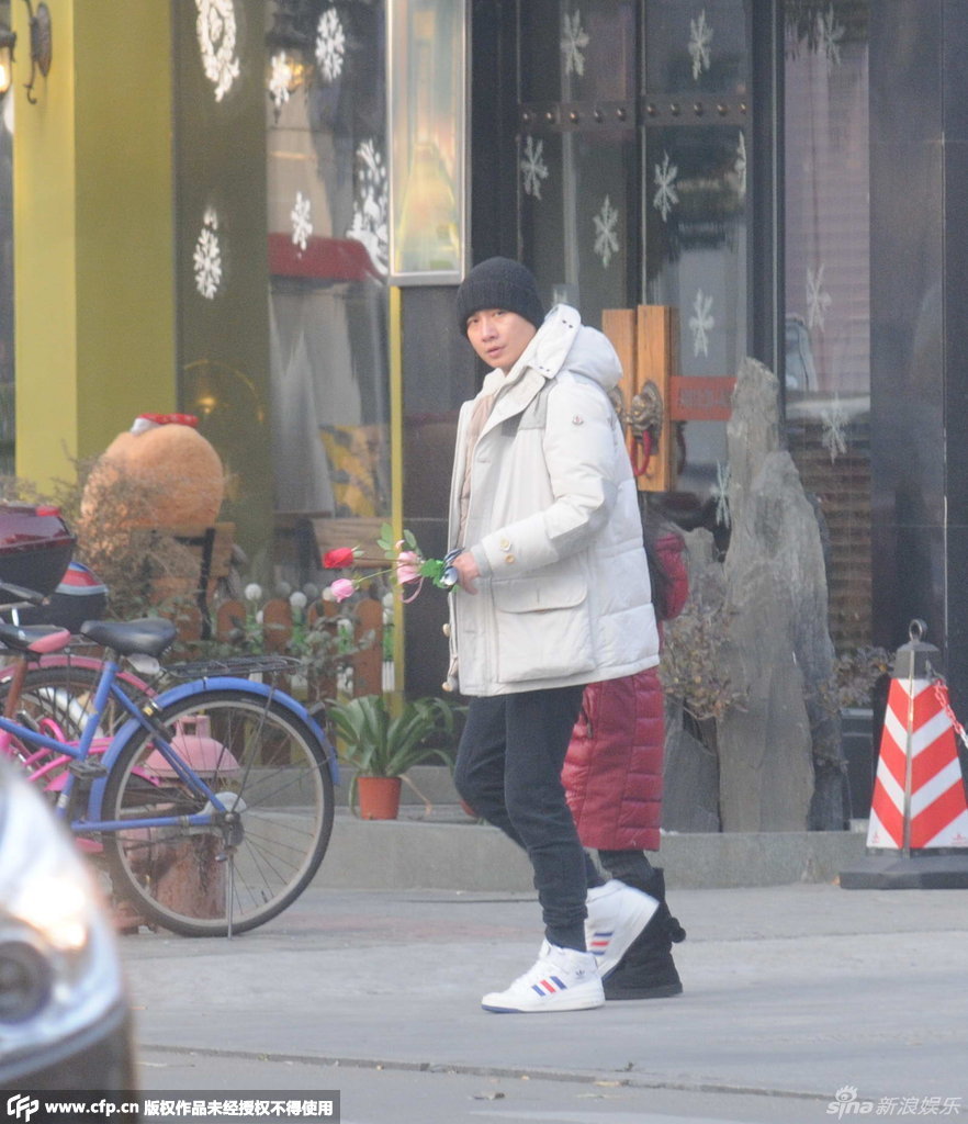 组图:文章独自接女放学 持玫瑰紧牵爱女玩快闪