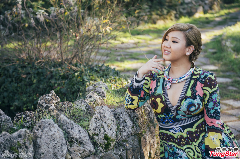 组图:郑欣宜意大利秀时尚 深V低胸姿态妩媚