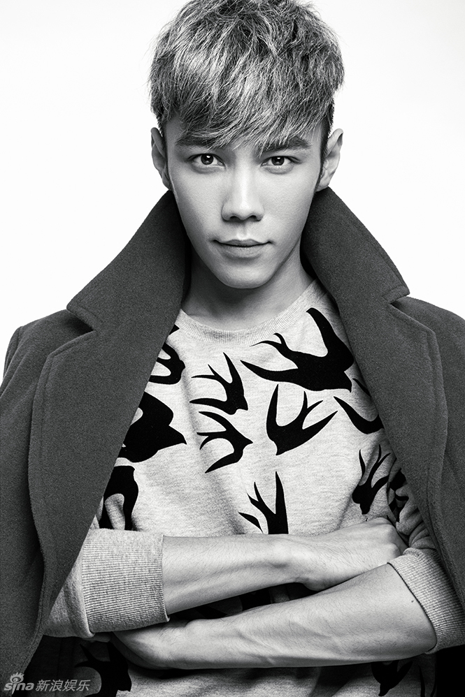 组图:张哲浩黑白写真水火相容 化身冷峻骑士