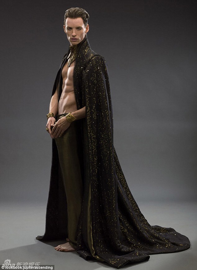 组图:《木星上行》海量美照 小雀斑妖娆露肌