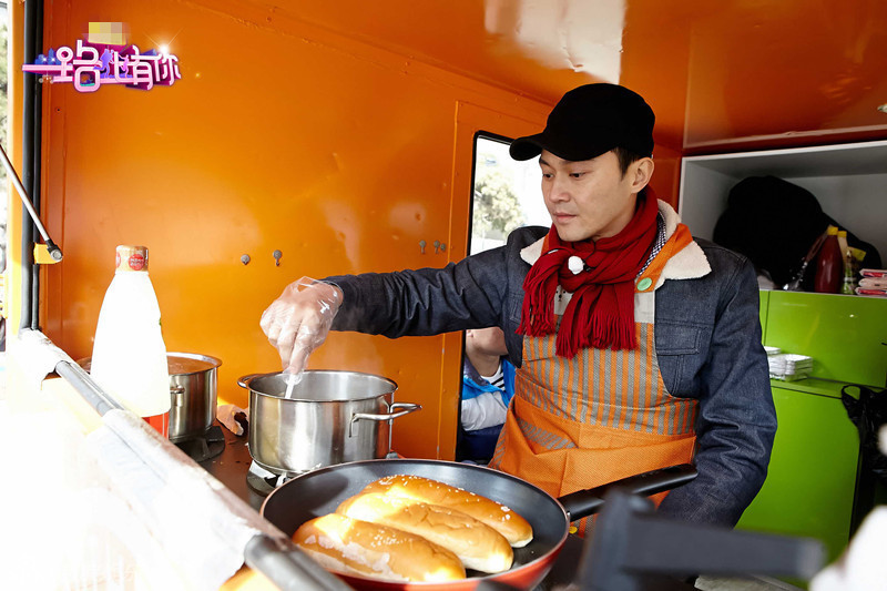 组图：一路上有你张智霖街头做热狗 袁咏仪叫卖