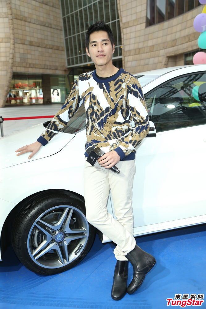 图集：蓝正龙抱娃见习奶爸 代言接不停捞奶粉钱