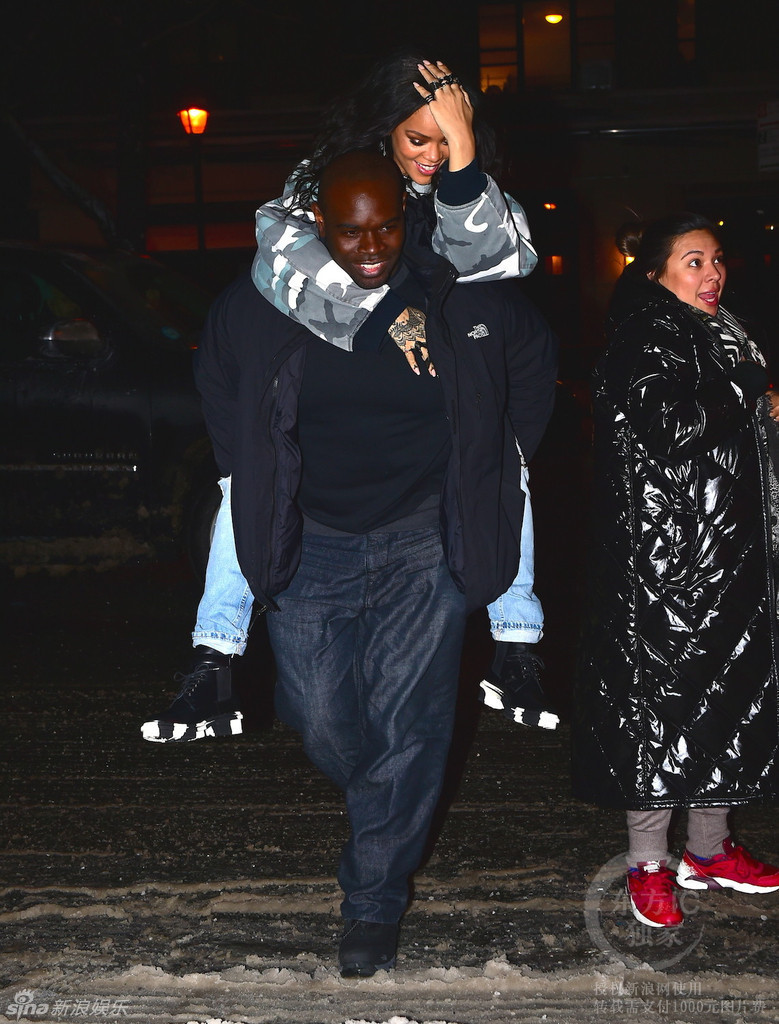 组图：蕾哈娜深夜拍摄大片 身骑保镖打情骂俏