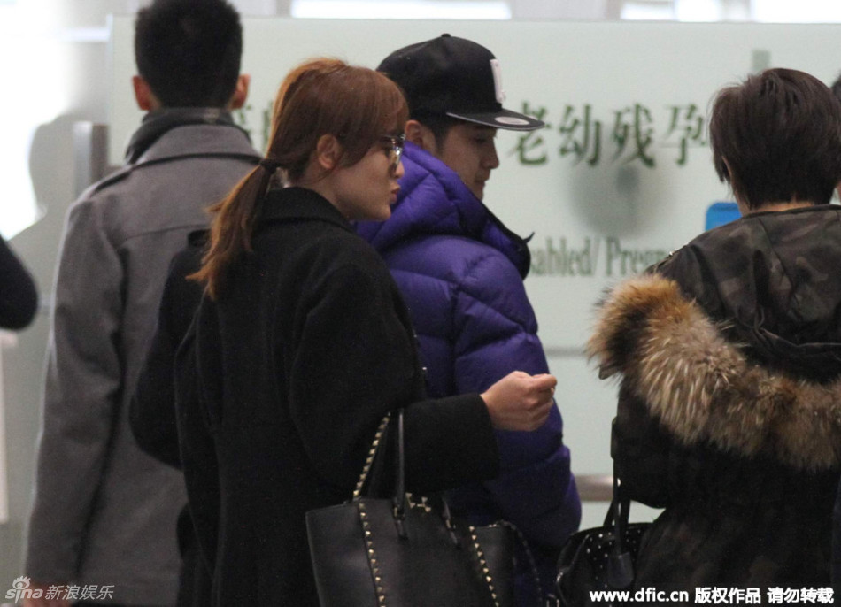 组图：田亮叶一茜机场无交流 避偷拍显低调