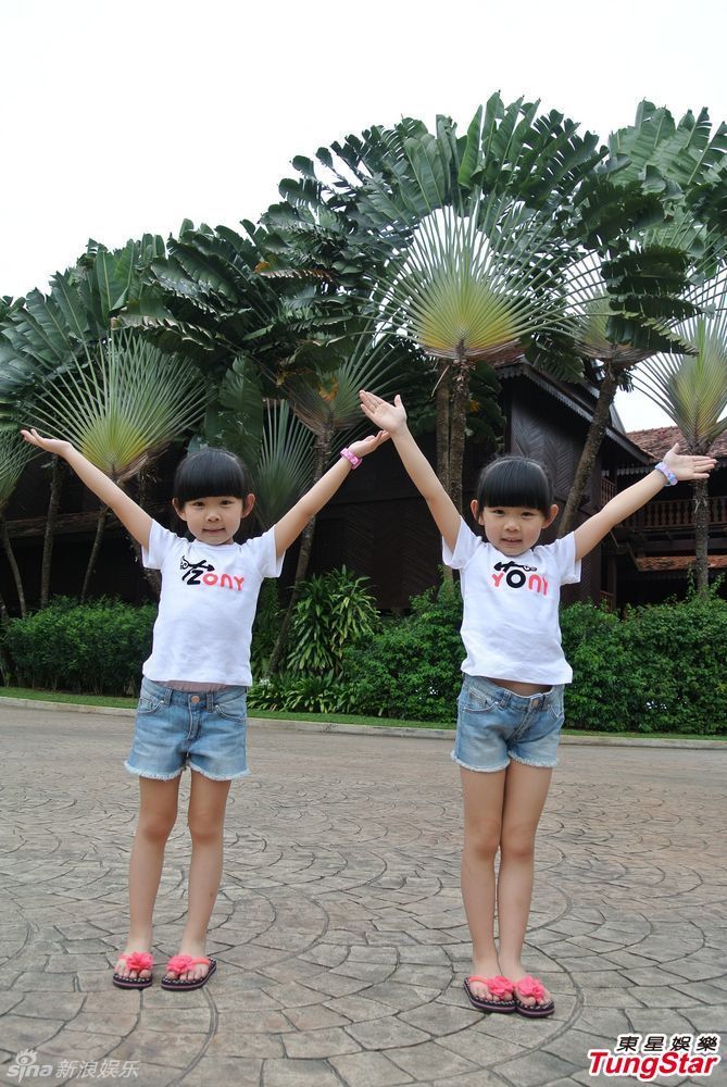 组图：超萌双胞胎马来度假 乐当空中小飞人