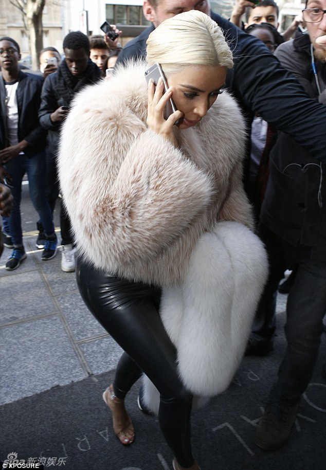 组图：卡戴珊变白发魔女 富贵出街手遮脸