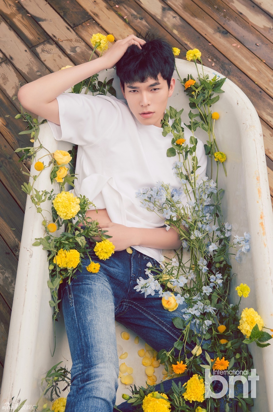 组图：韩模特韩胜洙拍写真 半熟型男秀优越长腿