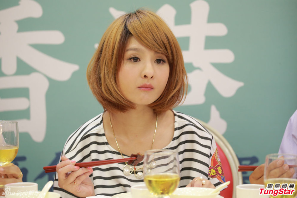 组图:郭静条纹小衫萌萌哒 单身10年被歌迷催婚