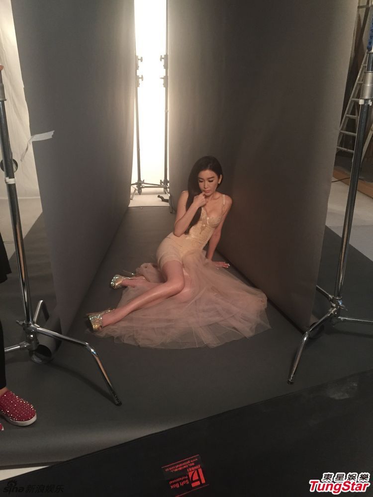 组图： 温碧霞内衣广告被赞性感 展现魔女魅力