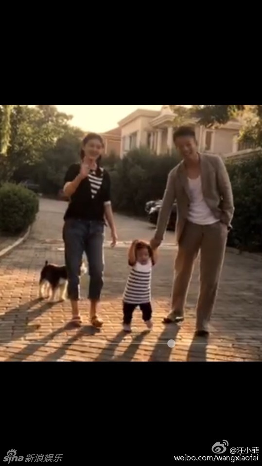 组图：汪小菲大S带女儿散步 小玥儿会走路呆萌