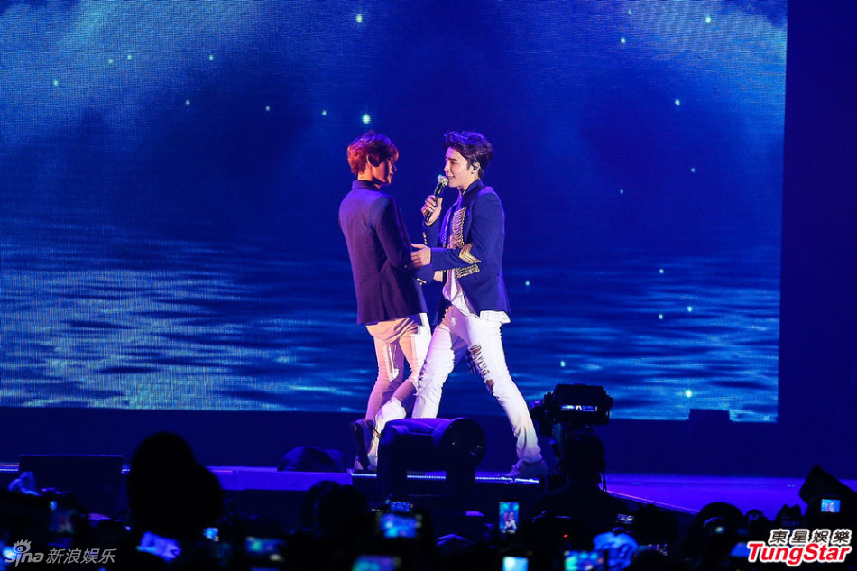 组图：SJ-D&E开唱嗨翻 东海银赫温馨童年照曝光