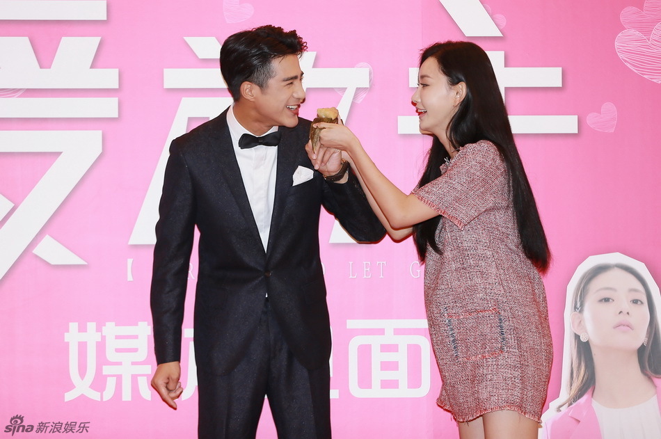 组图：《为爱放手》上海发布 姜潮童菲喂食粽子