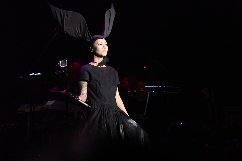 组图：谭维维北京开唱 大兔子耳朵造型魔性