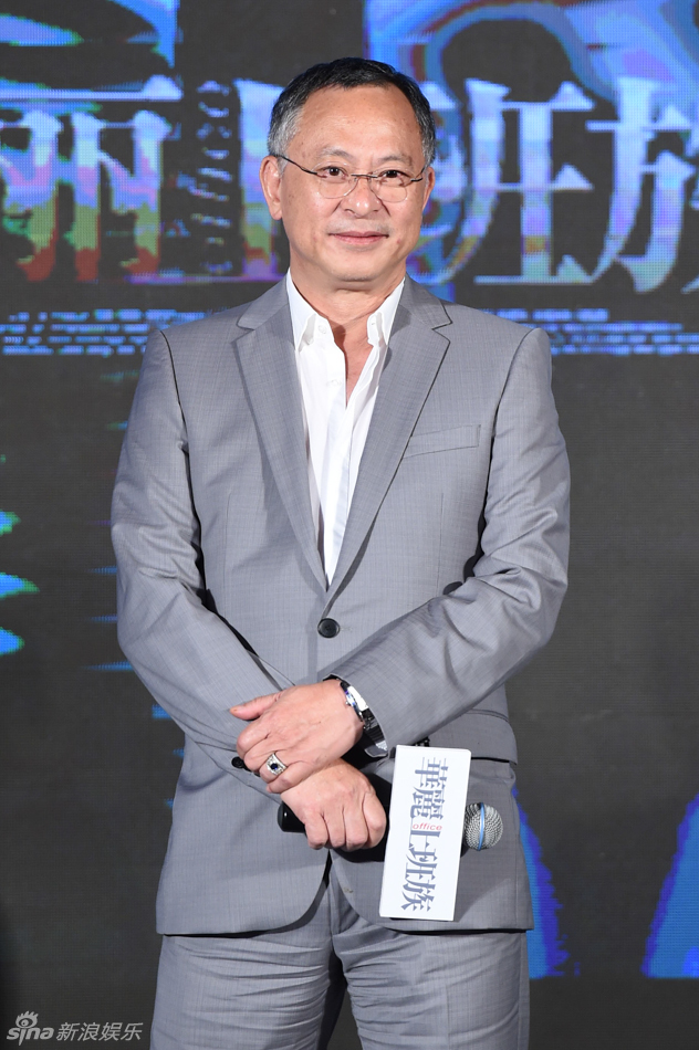 组图:《华丽上班族》发布会 汤唯白裙女神范