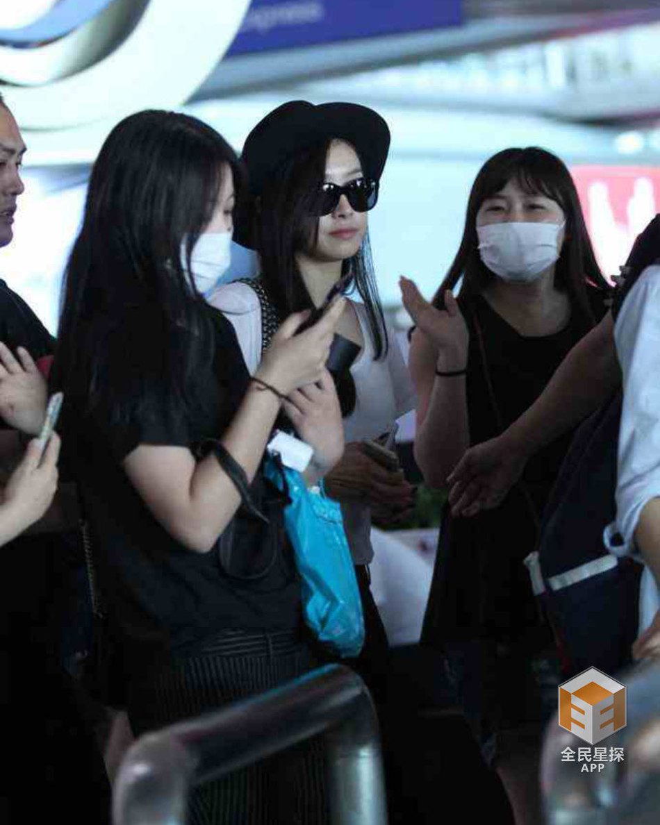 宋茜素颜现身机场 和粉丝说说笑笑