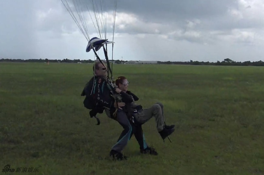 组图：《壮志凌云》张雨绮与洋教练美国玩心跳