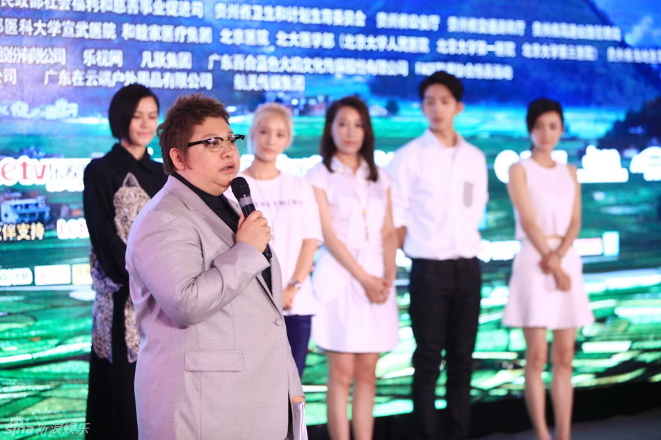 组图：韩红“百人援贵”即将启程 获众星力挺