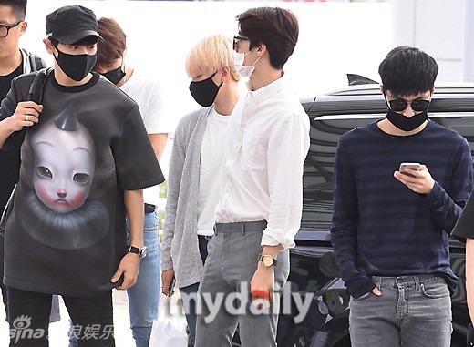 组图：韩国偶像组合EXO亮相机场飞往西安