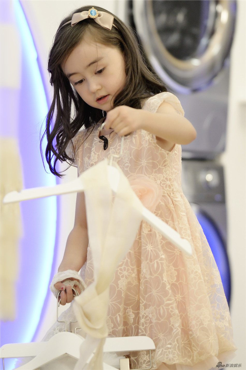 组图：《女神新装》郭碧婷携侄女亮相 显青春范