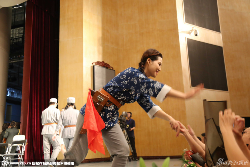 组图：49岁梦鸽梳麻花辫献唱 穿抗日装显娇小