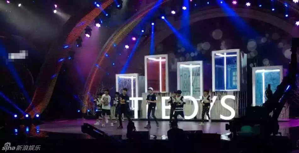 组图：TFBOYS湖南中秋彩排 跳舞帅气甜笑卖萌